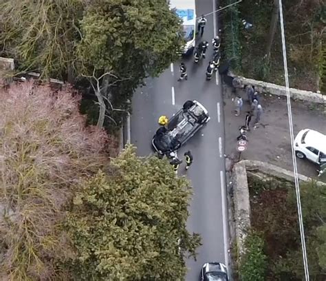 Incidente Stradale Sulla Ss A Laureto Auto Si Ribalta Traffico