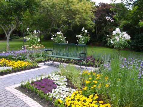 Beau jardin fleuri