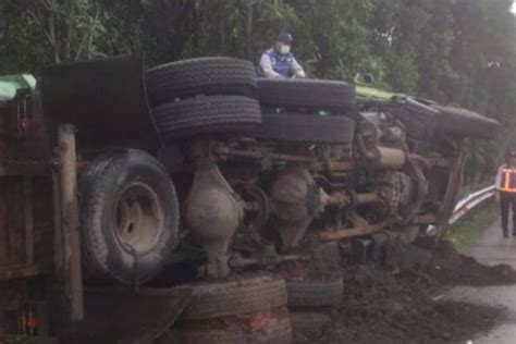 Sopir Mengantuk Dump Truck Terguling Di Tol Jagorawi