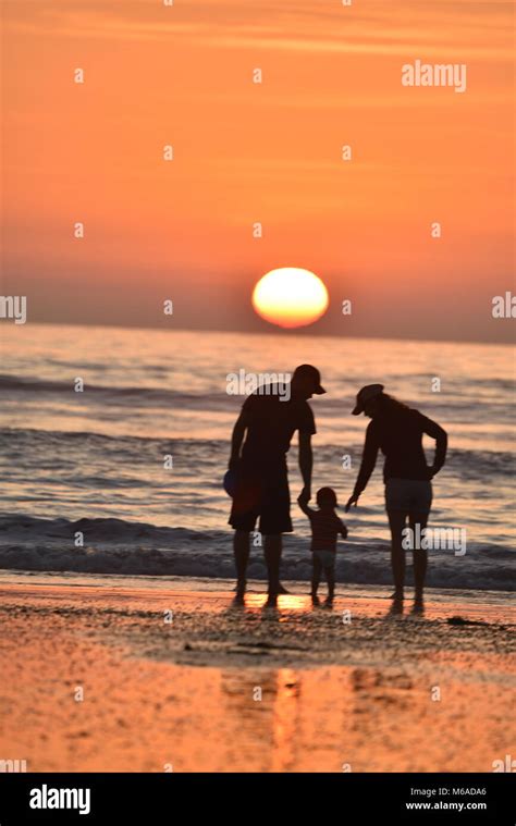 Gezeiten Familie Schattenbild Stockfotos Und Bilder Kaufen Alamy