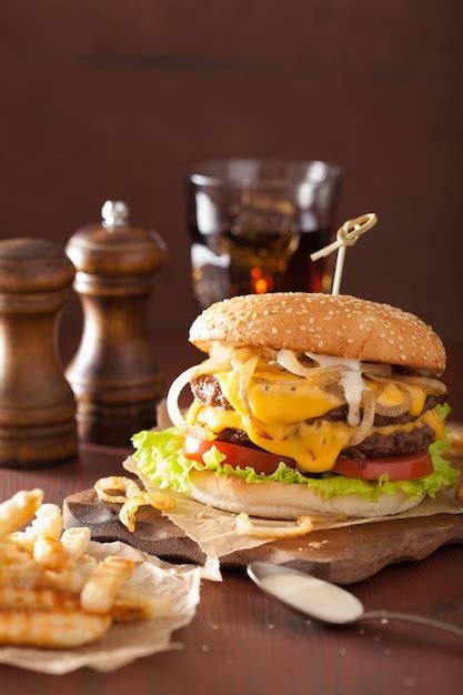 Hamburguesa Doble Con Tomate Y Cebolla Foto Premium