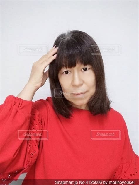 少し具合の悪い60歳の女性の写真・画像素材[4125006] Snapmart（スナップマート）