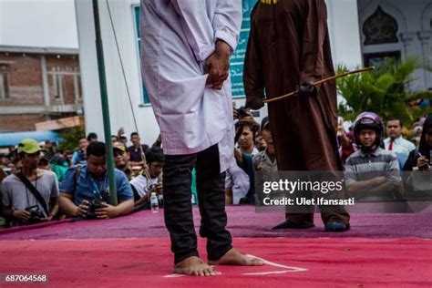 Public Caning Fotografías E Imágenes De Stock Getty Images