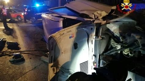 Incidente Sulla Montanara Auto Finisce Nel Fosso Conducente Estratto