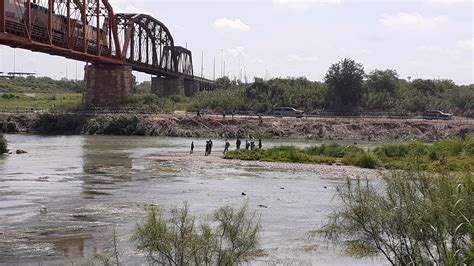 Migrantes se pasan la voz para que crucen el Río Bravo