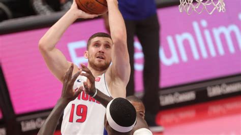 Detroit Pistons' Svi Mykhailiuk showed more tricks in bag vs. Bucks