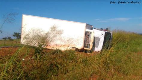 Caminh O Frigorifico Da Jbs Tomba Na Br Entre Para So Das Guas E