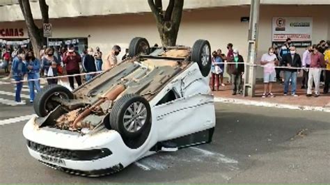 Vídeo Carro capota em acidente na Avenida Brasil em Maringá Paraná G1