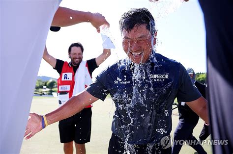 최경주 54세 생일에 우승 파티한국골프 최고령 우승 연합뉴스