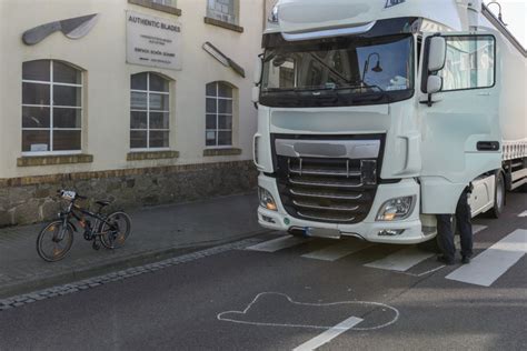 Unfall In Markranst Dt Lastwagen Erfasst Junge Auf Zebrastreifen