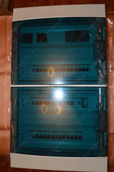 Прикручиваю верхнюю часть щита ABB Mistral с дверцами и закрываю ...