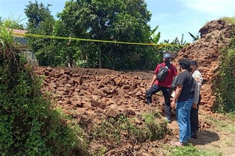 Foto Tembok Yang Dihancurkan Dan Yang Menyengsarakan