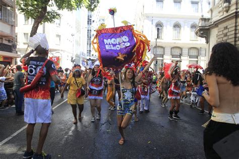 Monobloco fecha Carnaval de rua do Rio arrastando uma multidão de