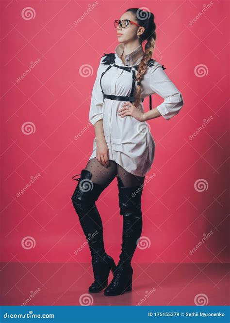 Brunette Chica Sexy Posando En El Fondo Rosado Imagen De Archivo Imagen De Muchacha Rosa