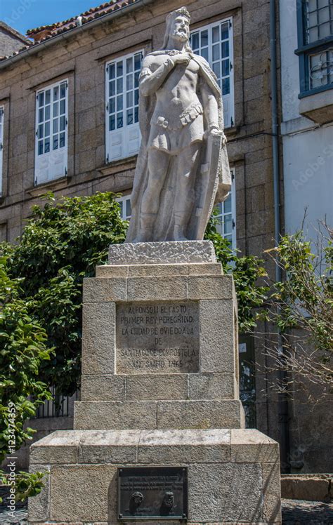 Monumento Estatua De Alfonso II El Casto En Santiago De Compostela