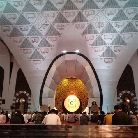 Salat Gerhana Bulan Di Masjid Raya Sumbar Khatib Ingatkan Tiga Hal Ini