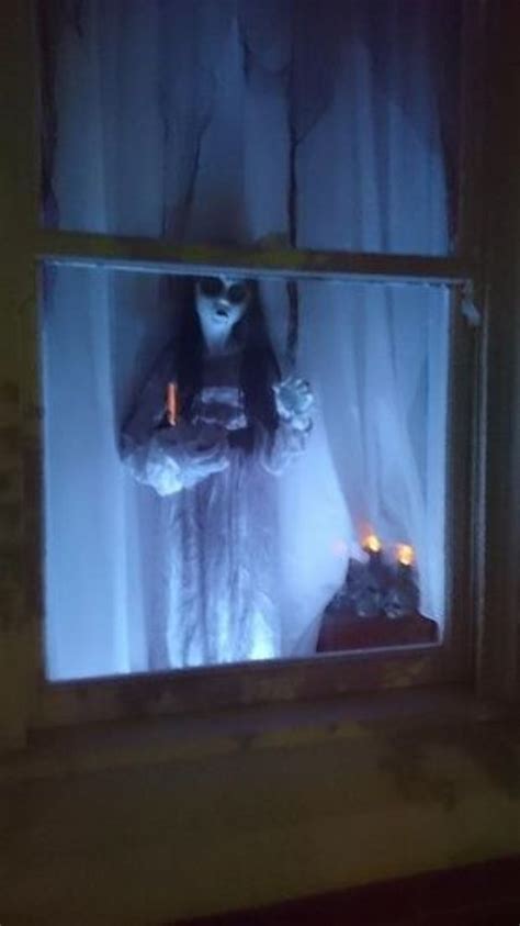 20+ Spooky Halloween Window Projections