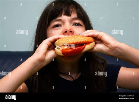 Niños Comiendo Comida Chatarra Fotografías E Imágenes De Alta