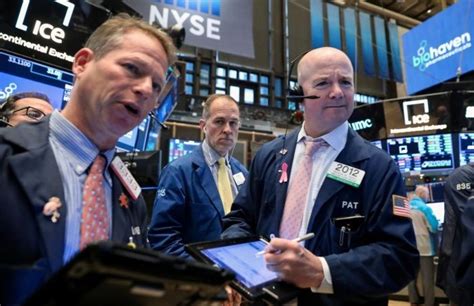 Wall Street Melemah Imbas Data Ekonomi Gagal Redam Kecemasan Kenaikan