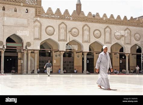 Hombre Caminando En La Mezquita De Al Azhar En El Cairo Egipto