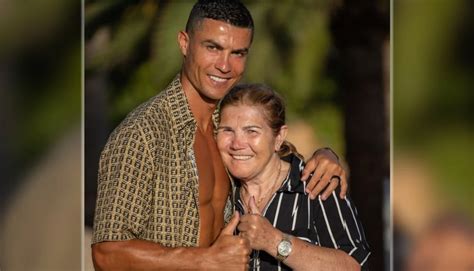 Christiano Ronaldo je objasnio zašto još uvijek živi s mamom