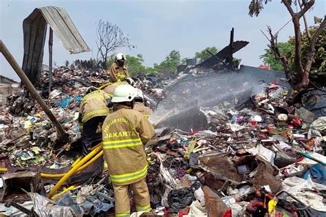 Lapak Pengepul Barang Rongsokan Di Joglo Terbakar Diduga Akibat Korsleting