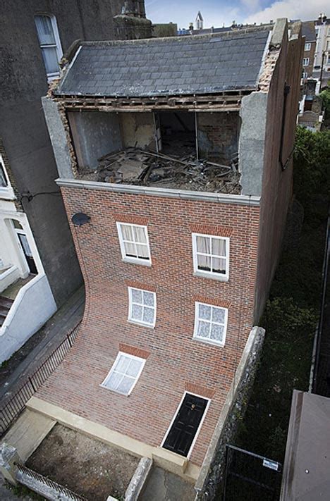 Facciata Di Un Edificio Scivolata Nel Cortile Interno Foto