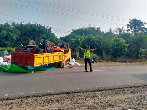 Pecah Ban Mobil Truk Oleng Lalu Terbalik Ratusan Karung Makanan