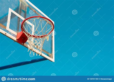 Tablero Trasero De Baloncesto Con El Anillo Y Aros En Corte Al Aire