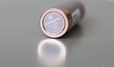Губная помада Essence Hydrating Nude Lipstick Помада с эффектом отличного увлажнения