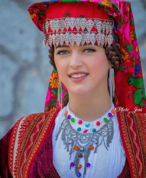 Traditional Fashion Traditional Outfits Folk Costume Costumes