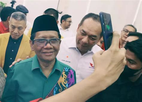 Mohon Doa Mahfud Md Menuju Tugu Proklamasi Untuk Pendaftaran Pilpres 2024