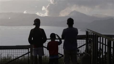 Volcán filipino tiembla y lanza lava a 800 metros de altura