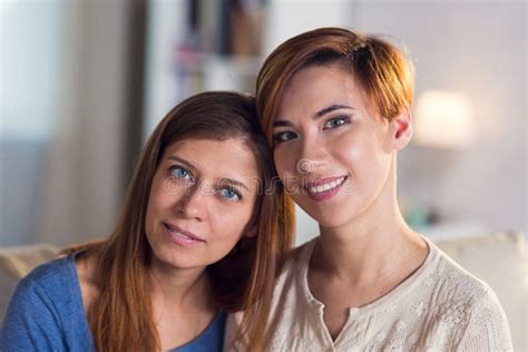 Coppie Omosessuali Delle Donne Lesbiche A Casa Sullabbracciare Dello