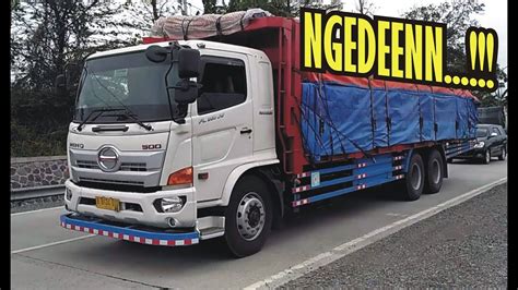 Truck Trailer Hino Vs Fuso Tronton Muatan Berat Ngeden Di Tanjakan