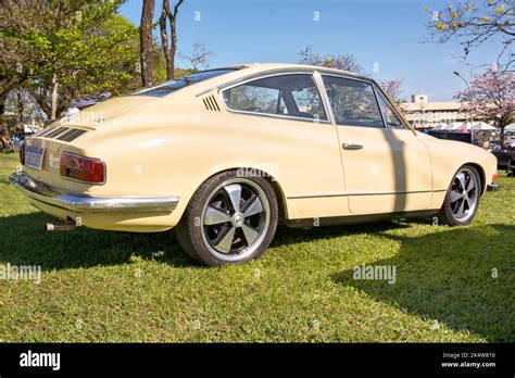 Volkswagen Karmann Ghia 1975 en exposición en la feria de coches