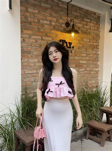 Hot girl đất võ khoe vẻ đẹp trong veo với màu áo quân sự