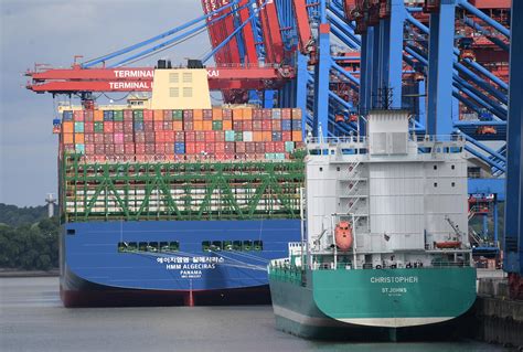 La nave cargo più grande del mondo arriva al porto di Amburgo FOTO