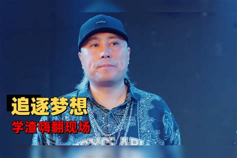 唱首时光给你听：只要有梦想，哪里都是舞台，我在天桥唱歌给你听