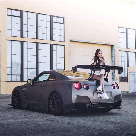 R35 Gtr Nissan Gtr R35 Nissan Skyline Gtr Hot Cars Car And Girl Wallpaper Bikini Car Wash