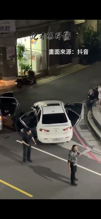 北市警跨區辦案碰自己人 民眾半夜街頭目擊男子對著制服警員高喊「槍放下」 Youtube