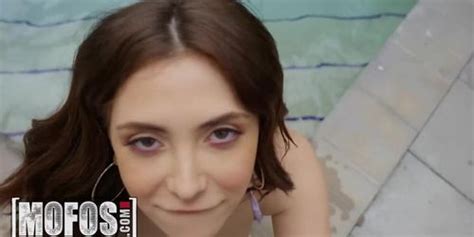 Mofos Jane Wilde Flaunts Her Round Ass And Tight Body In The Streets Before She Gets Peter