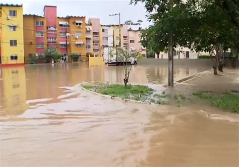 Chuva forte deixa ruas alagadas no Imbuí e outros pontos de Salvador