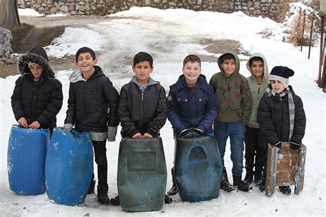 Hakkari De Ocuklar K Zak Ve Plastik Bidonlarla Kayarak E Lendi