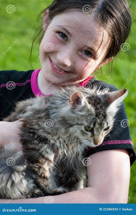 Fille Mignonne Avec Le Chaton Image Stock Image Du Jeune Pose