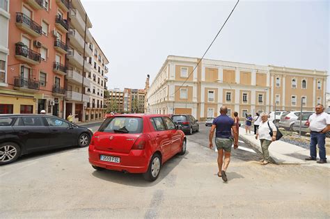 Imágenes de la apertura al tráfico de la calle Médico Luis Buendía en