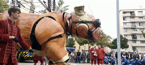 Le Bull Machin De Villeurbanne Royal De Luxe