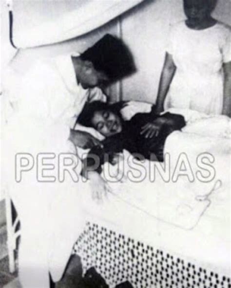 13 Foto Asli Dan Kisah Cinta Soekarno Fatmawati