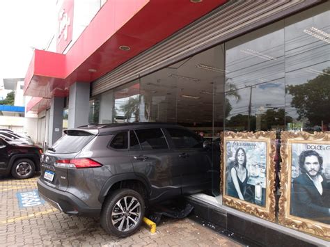 Motorista Passa Mal E Invade Loja De Cosm Ticos Carro Em Avenida De