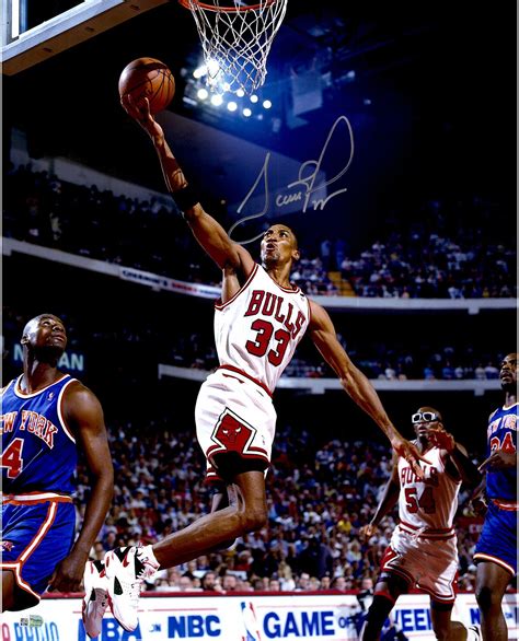 Scottie Pippen Chicago Bulls Autographed 16" x 20" Layup Photograph